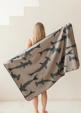 Toalla playera de microfibra Tiburón gris