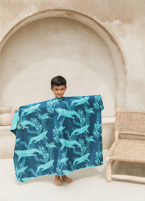 Toalla playera de microfibra Ballena Azul