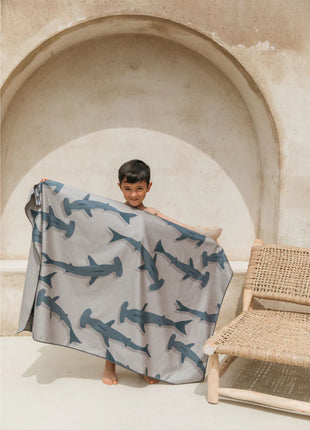 Toalla playera de microfibra Tiburón gris