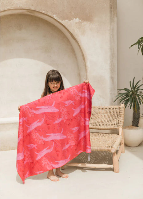 Toalla playera de microfibra Ballena Coral
