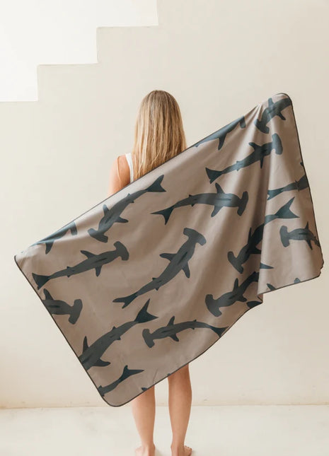 Toalla playera de microfibra Tiburón gris